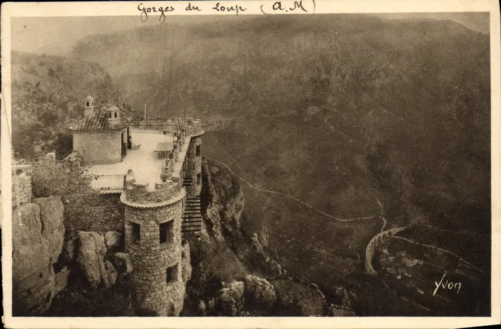 Gorges du Loup (A.M.) — Panoramablick auf ein Gebäude auf einer Klippe — Verlag Yvon, n°5 - Vorderseite