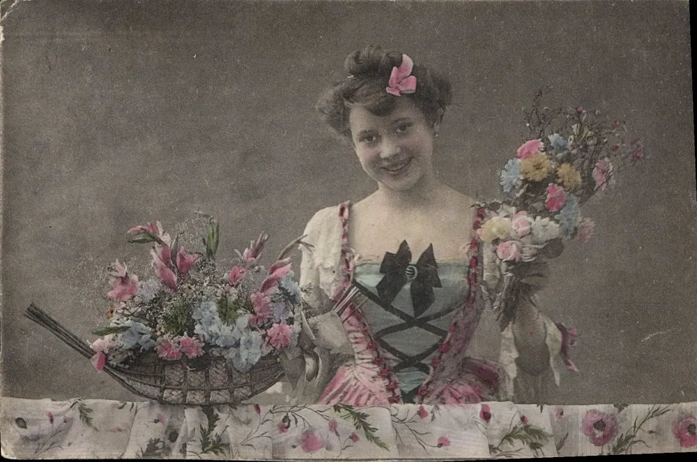 Jovem mulher em vestido de estilo antigo — com buquê e cesta de flores — editada por M.3° PARIS - Frente