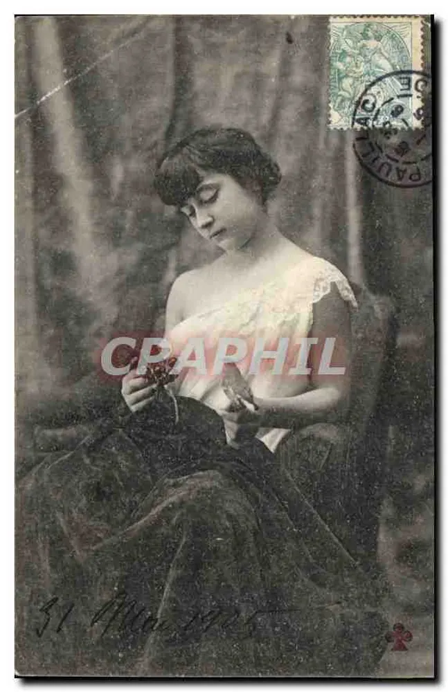 Jovem mulher em vestido de renda — pose ao ar livre — editor não visível - Frente