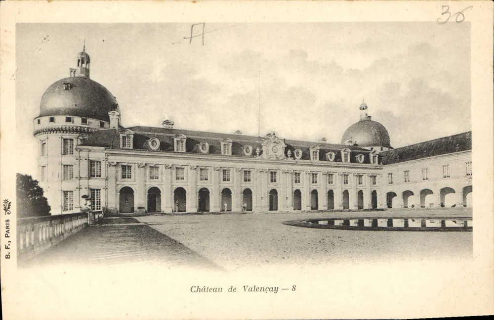 Castelo de Valençay — vista do pátio interno com fonte — B.F. Paris, n°8 - Frente