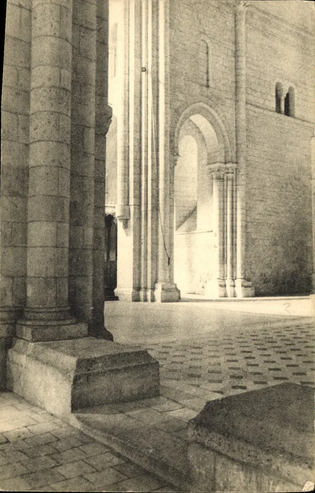 Fontgombault — A Igreja Abbatial — O transepto norte — Edição da Abadia de Fontgombault - Frente