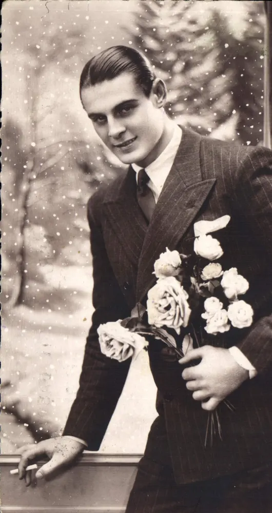 Jovem homem em traje — segurando um buquê de rosas e um cigarro — editor Côte Basque, Biarritz - Frente
