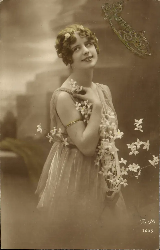 Jovem mulher em vestido de estilo antigo — flores — E.M. 2005 — Ronneet - Frente