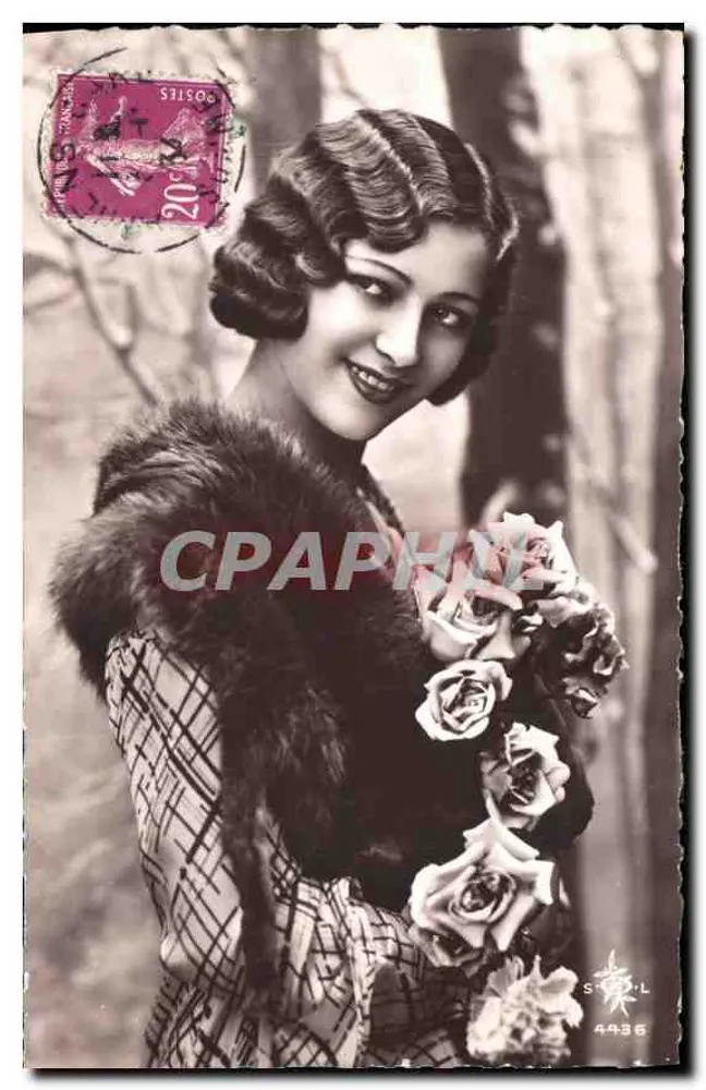 Jovem mulher em pele de animal segurando rosas — S. L. 4436 - Frente
