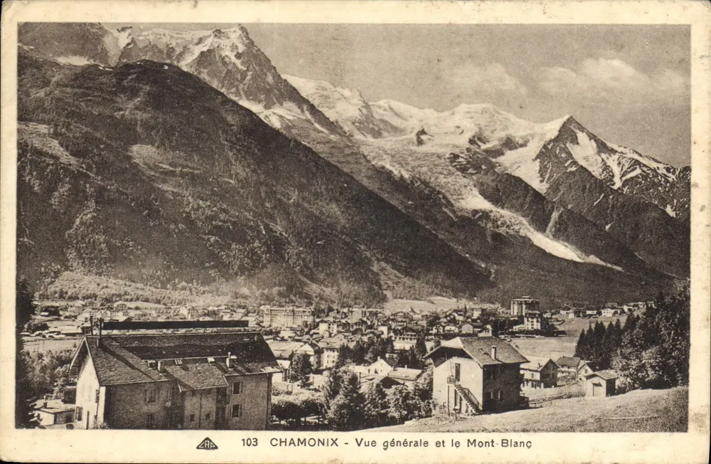 Chamonix - Vista generale e il Mont-Blanc — n° 103 — editore C° des Arts - Recto
