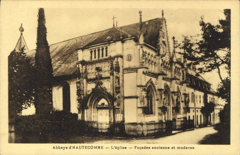 Abtei HAUTECOMBE — Die Kirche — Alte und moderne Fassaden - Vorderseite