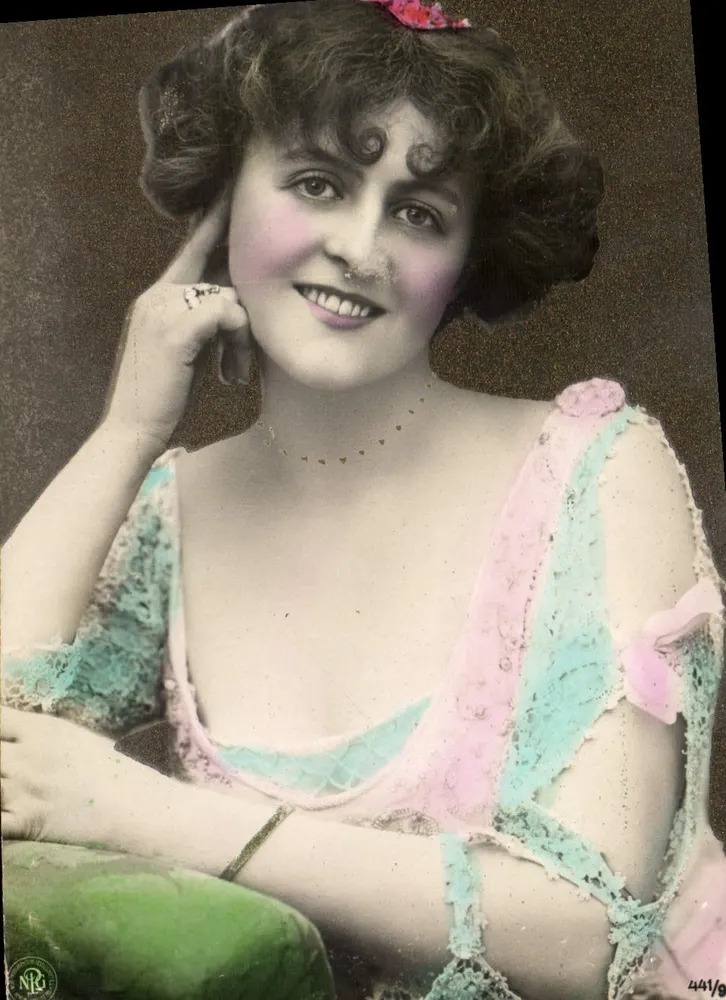 Mulher jovem sorridente — retrato — NRB, n° 441/9 - Frente