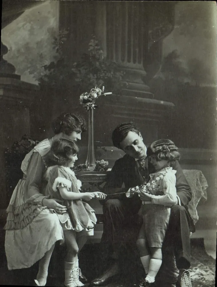 Família com crianças — Estúdio fotográfico — Editor: S. P. RANTINI, n° 3214 - Frente