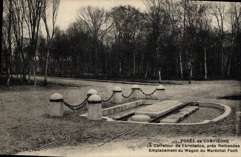 Wald von Compiègne — Waffenstillstands-Kreuzung, Standort des Wagens des Marschalls Foch - Vorderseite