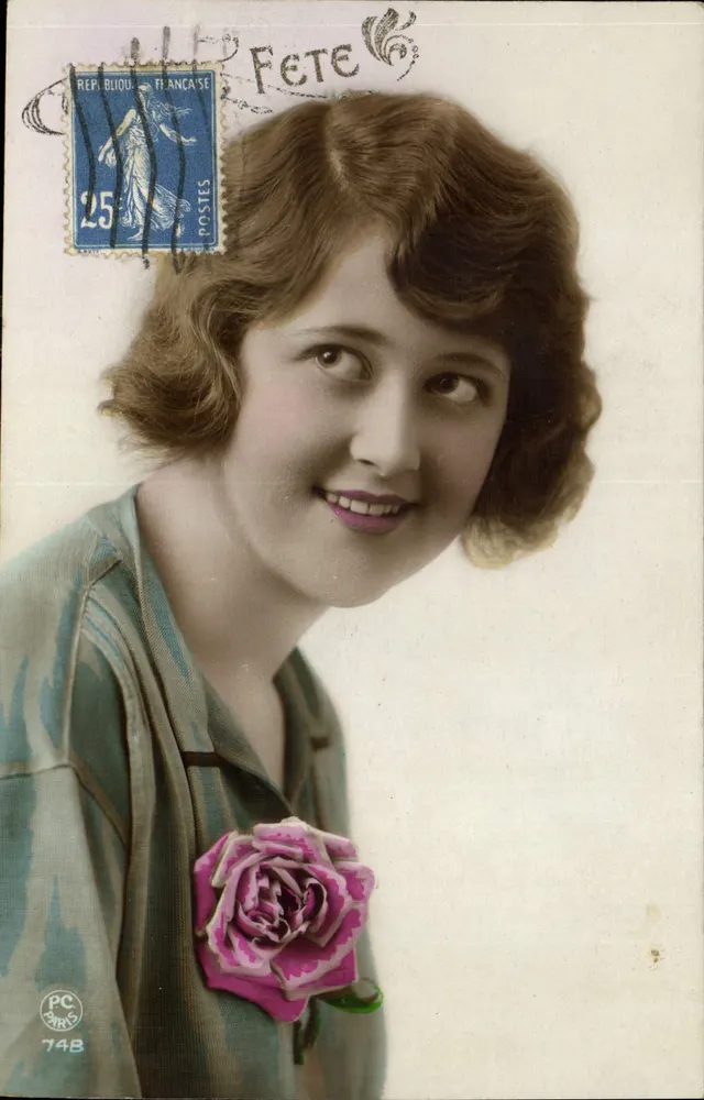 Lächelnde junge Frau — rosa Brosche — P.C. Paris n°748 - Vorderseite
