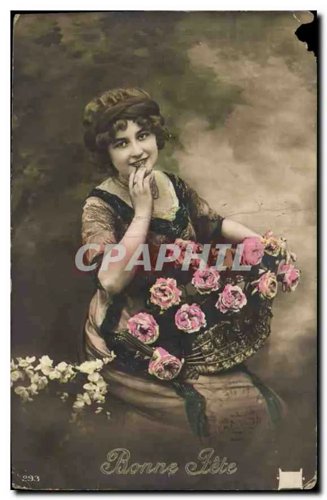 Lächelnde junge Frau — mit einem Korb voll Rosen — Verlag 'C. P. A. PHIL' n°293 - Vorderseite