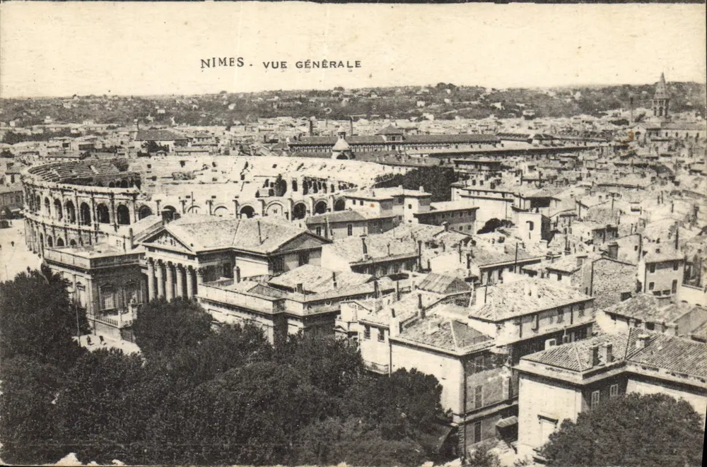 Nîmes - Vista Geral — vista aérea do estádio antigo e do centro da cidade - Frente