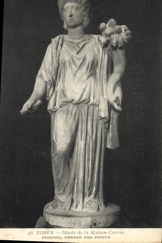Nîmes — Estátua de Pomone, deusa dos frutos — Museu da Maison Carrée - Frente