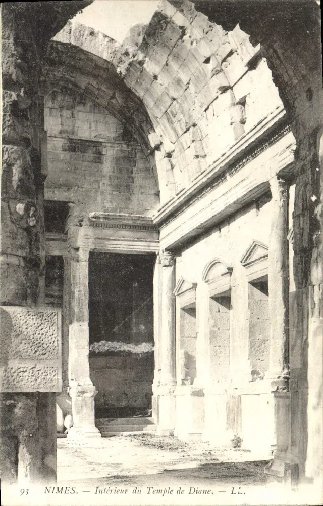 Nîmes — Interior do Templo de Diana — LL. — N°93 - Frente