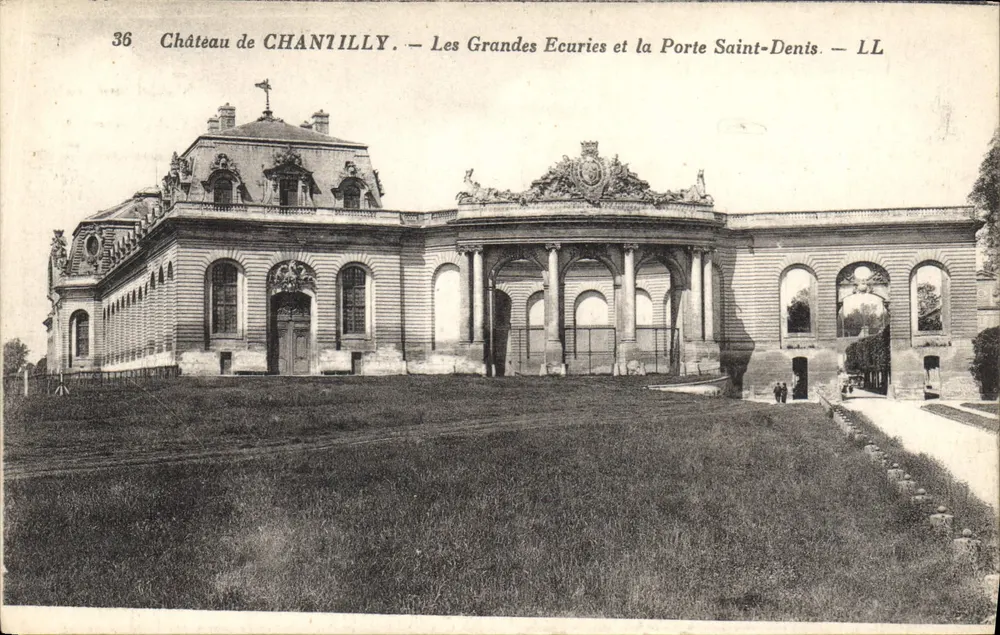 Schloss CHANILLY — Les Grandes Ecuries und Porte Saint-Denis — LL - Vorderseite