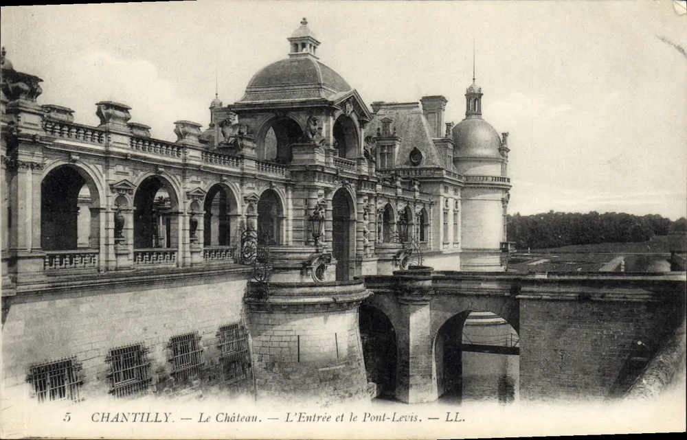 Chantilly — O Castelo — A Entrada e o Pont-Levis — LL. - Frente