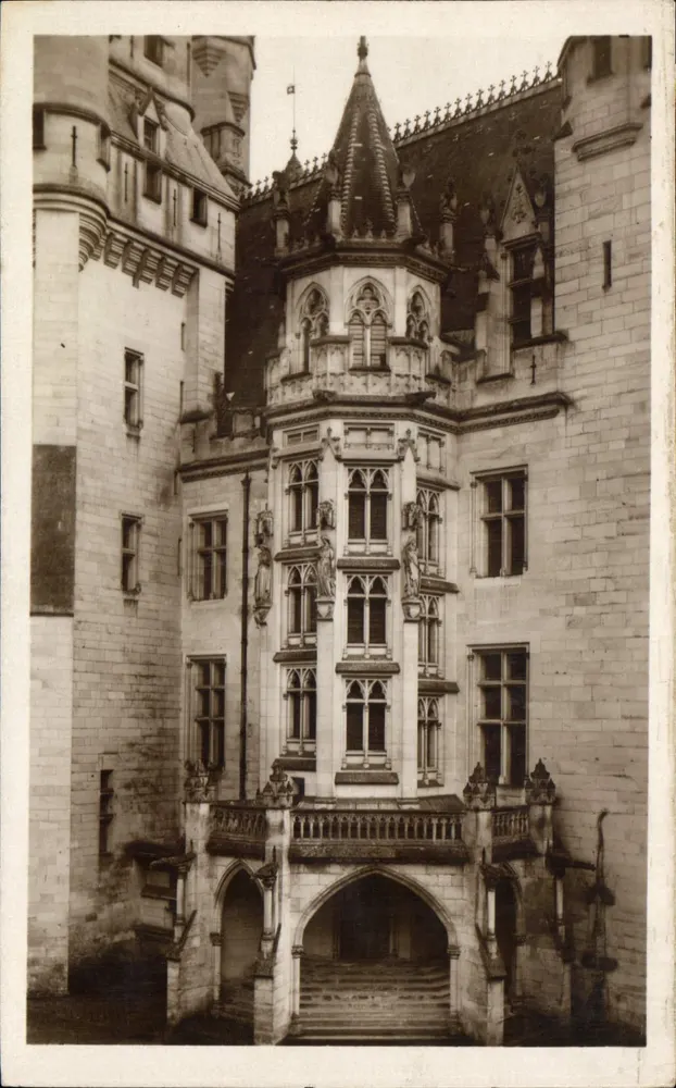Castelo de Pierrefonds — A Escada de Honra - Frente