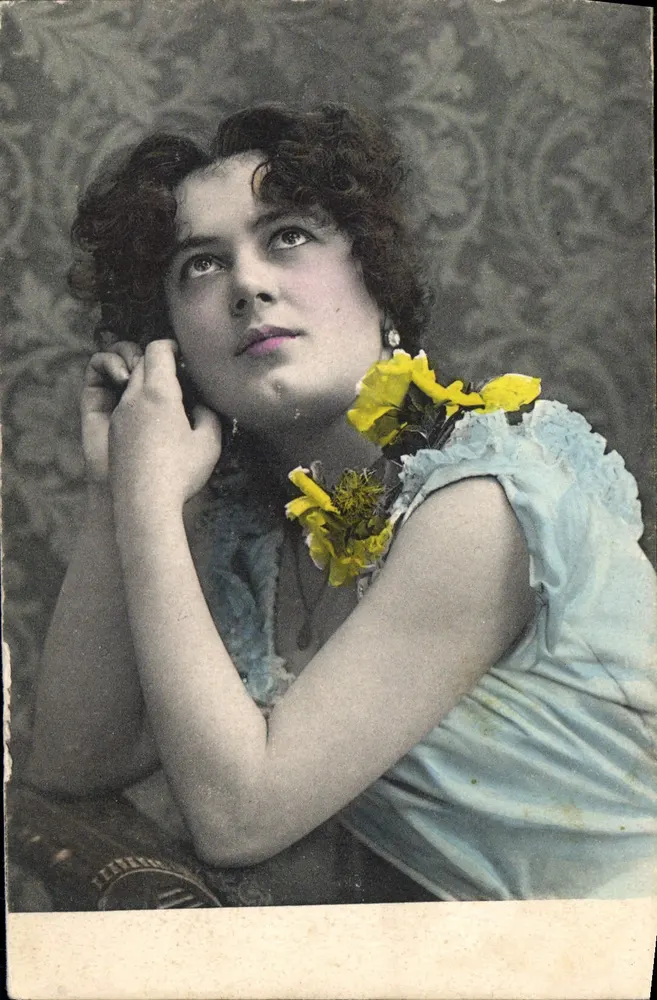 Jovem mulher com flores amarelas — retrato — Clément, Tournier & Cie, Genebra, Série 10 - Frente