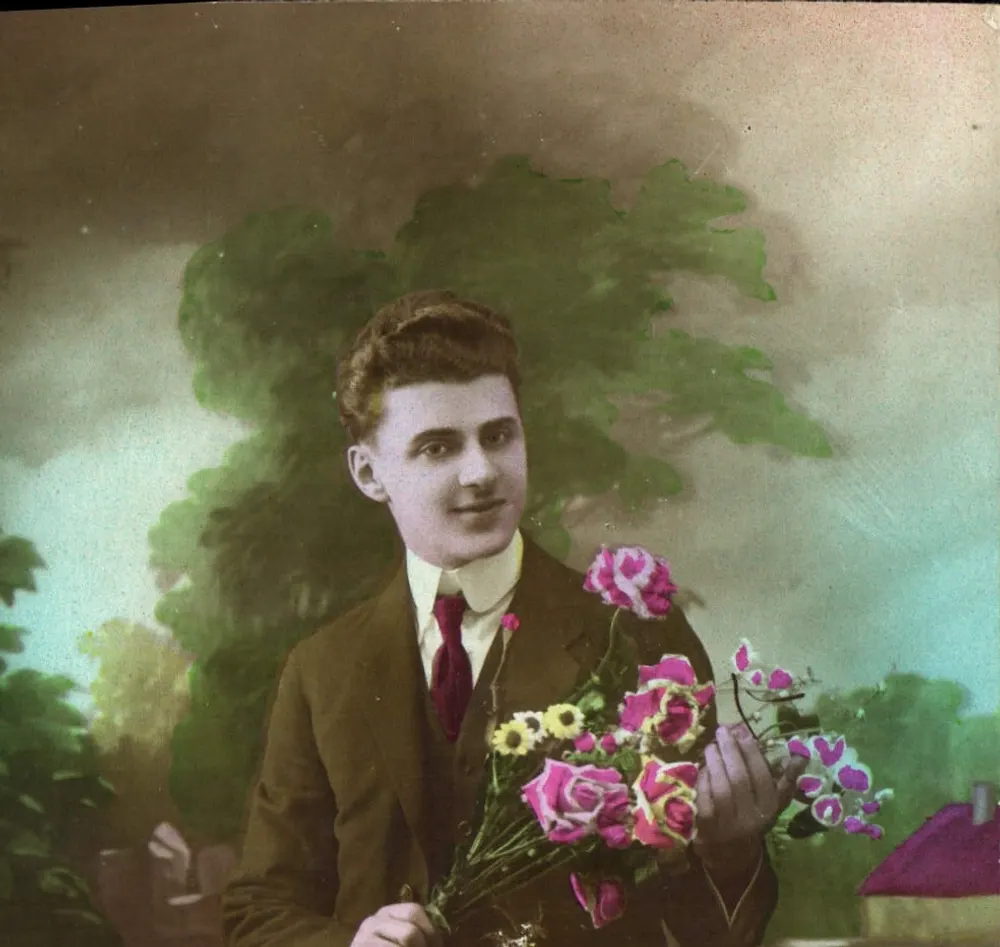 Jovem com buquê de flores — Fabricação francesa — "Pomme" - Frente