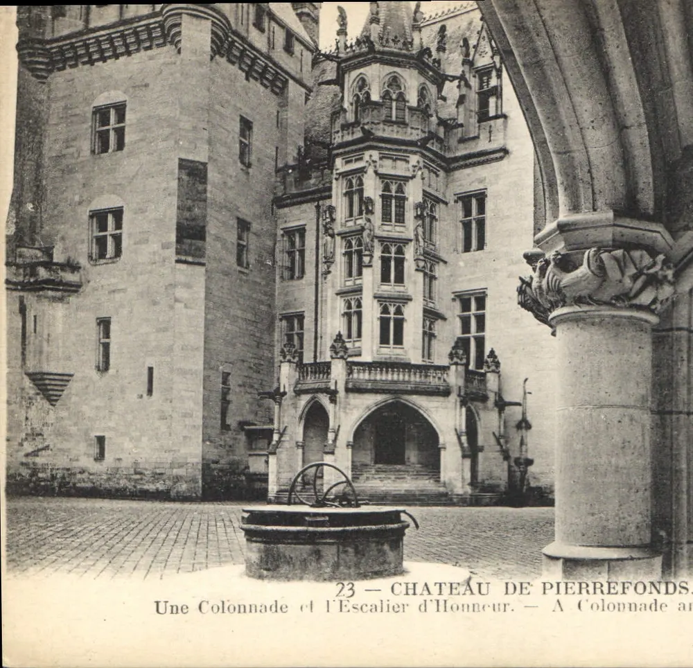 Schloss Pierrefonds — Eine Säulenreihe und die Ehrenstiege — Verlag: Neuvoisin Frères, Impr. Cuvée & Cie, Paris - Vorderseite