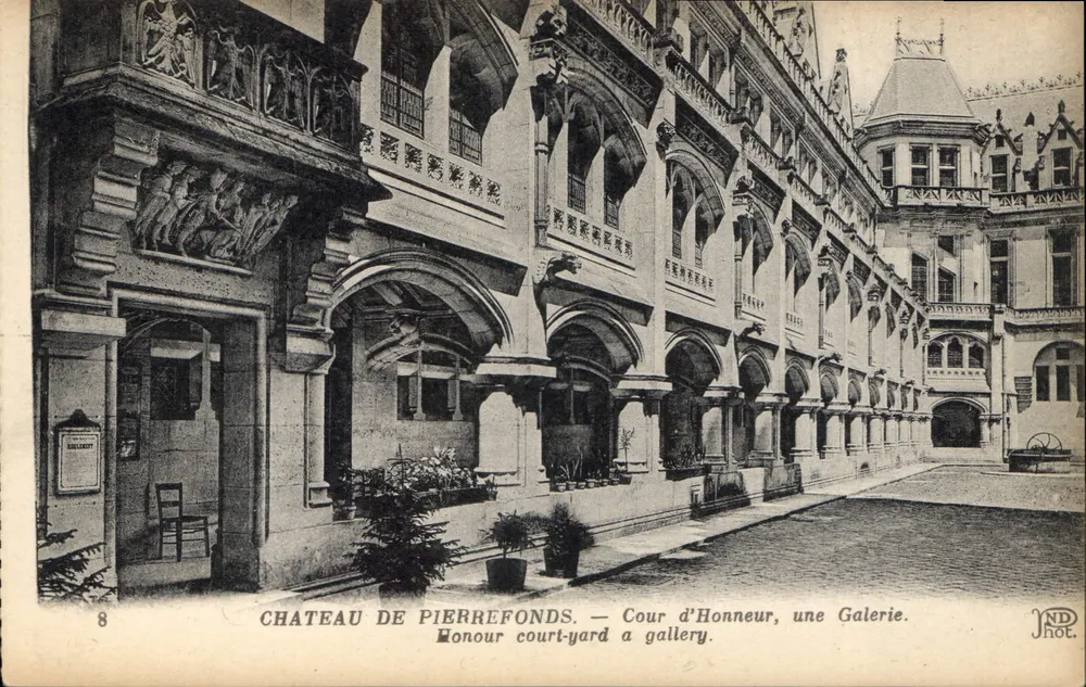 Castelo de Pierrefonds — Cour d'Honneur, uma Galeria - Frente