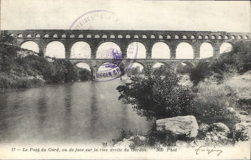 Der Pont du Gard — von vorn aus gesehen von der rechten Seite des Gardon — ND. Fot. Furing - Vorderseite