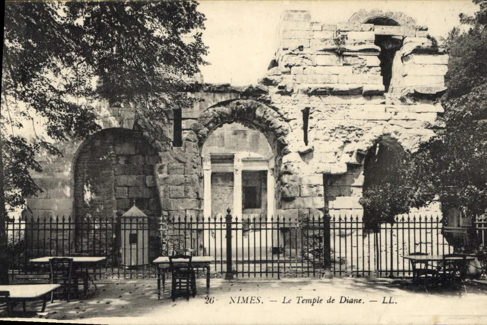 Nîmes — O Templo de Diana — LL. n°26 - Frente