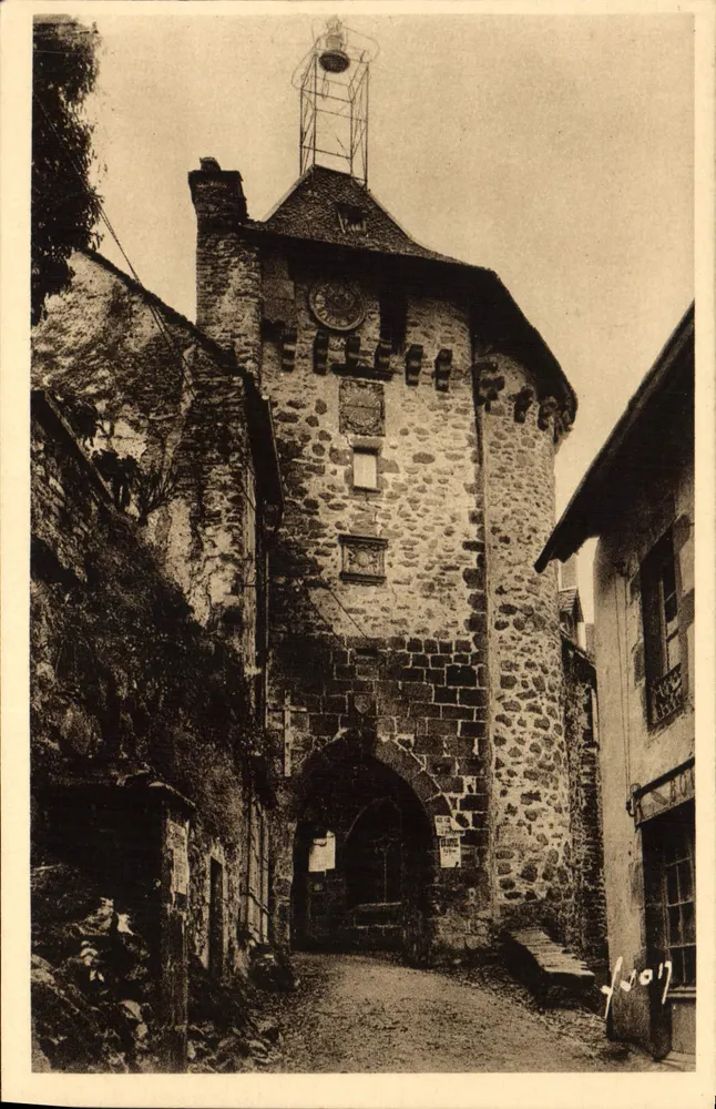 Salers (Cantal) — O campanário — Edições d'Art Yvon, Paris - Frente