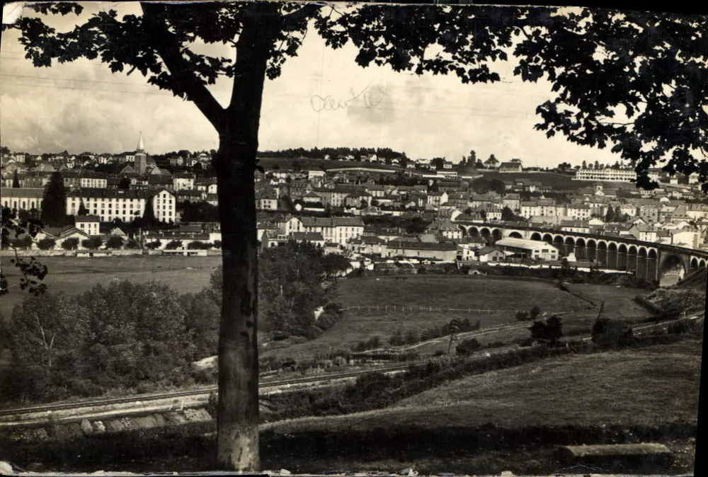 Vista de Aurillac (Cantal) — editor Cambieh Imp. Macon, número de série não visível - Frente