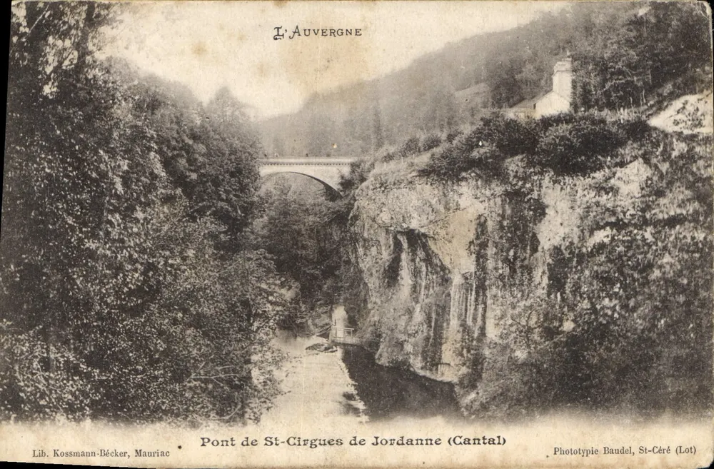 Brücke von St-Cirgues de Jordanne (Cantal) — Ansicht der Steinbrücke über einen Canyon — Lib. Kossmann-Bécker, Mauriac - Vorderseite