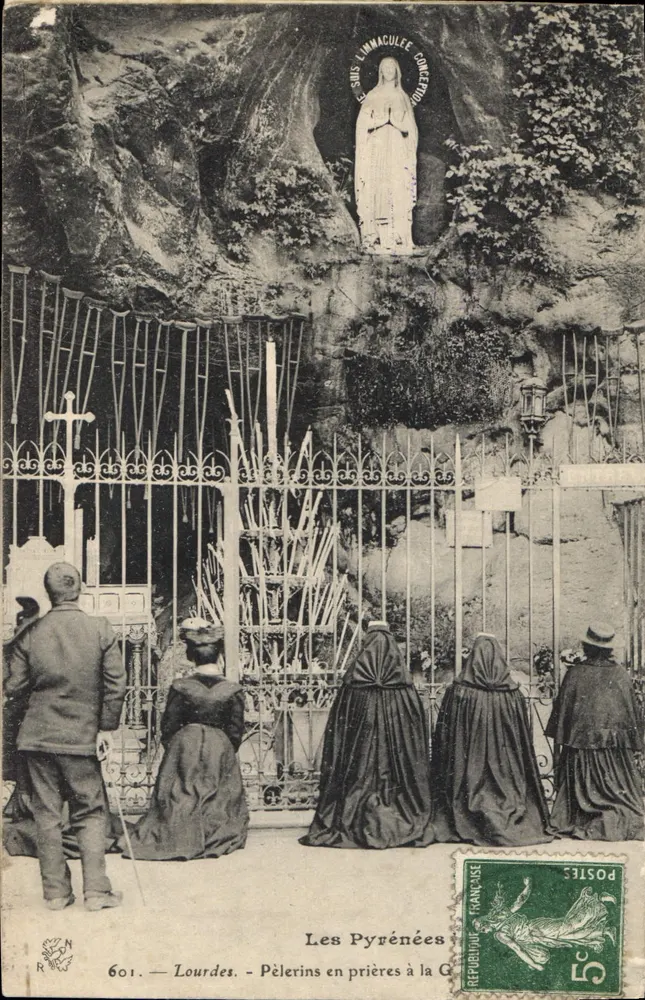 LOURDES — 기도하는 순례자들과 동굴 — 피레네 — 출판사 R. R. 번호 601 - 앞면