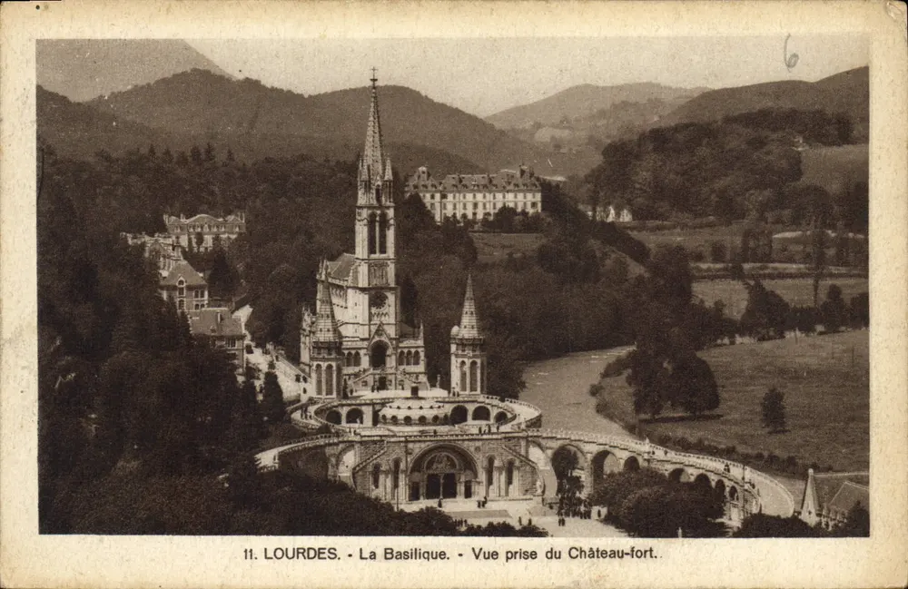 Lourdes - Die Basilika - Ansicht vom Schlossfelsen - Vorderseite