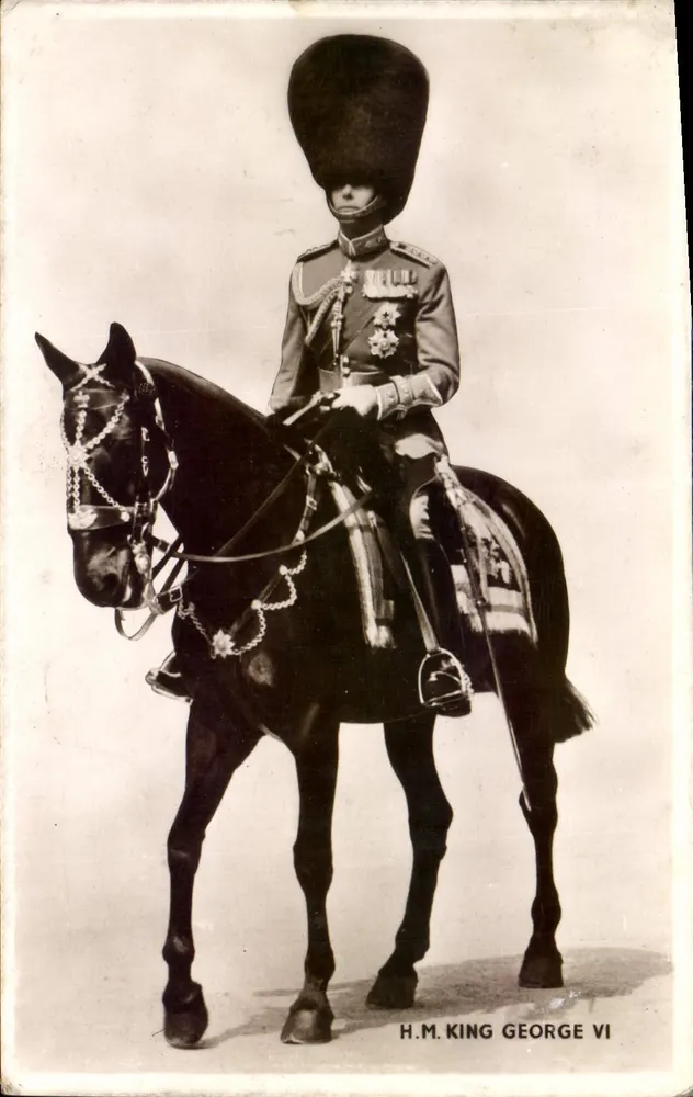 S.M. DE KONING GEORGE VI — ridder in uniform — uitgever J. URBANITE MANUFACTURE - Voorkant