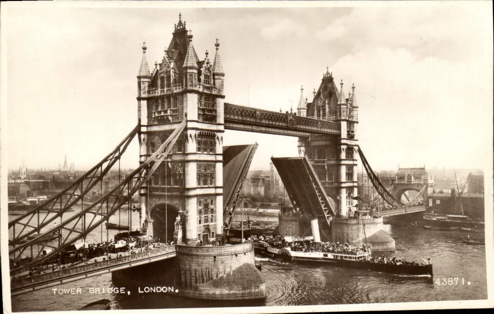 Tower Bridge, Londres — vista com aberturas das basculas — Valentine & Sons Ltd. n°43871 - Frente