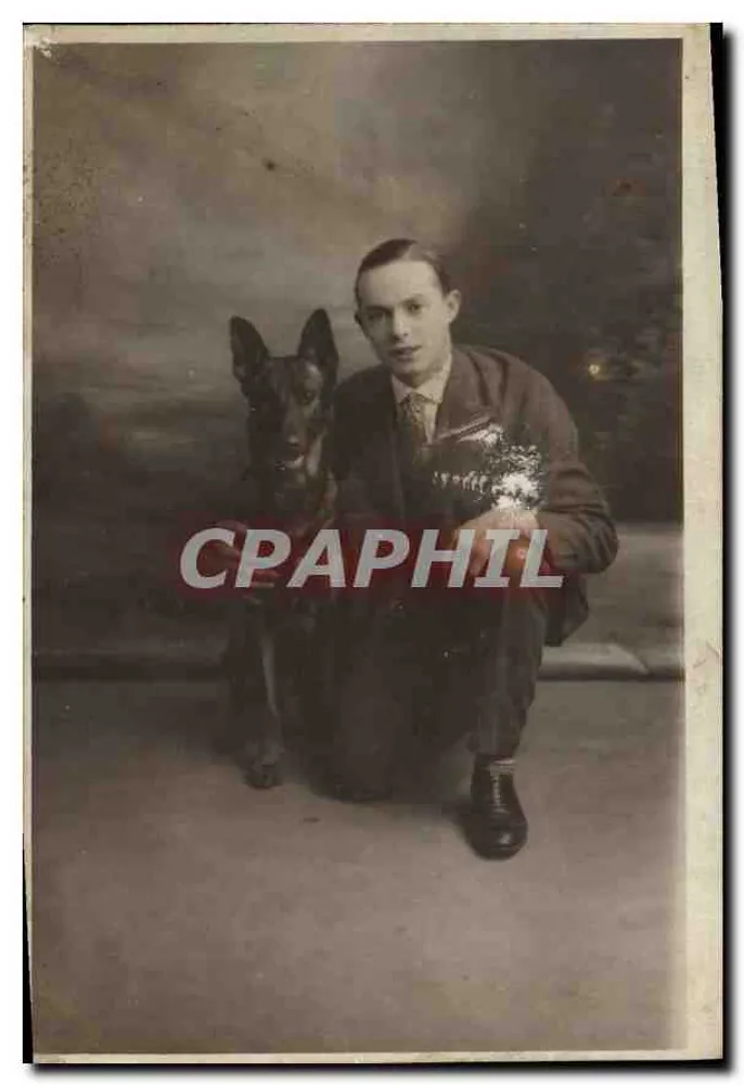 Jovem homem e cão alemão — estúdio — Ateliers Jérôme - Frente