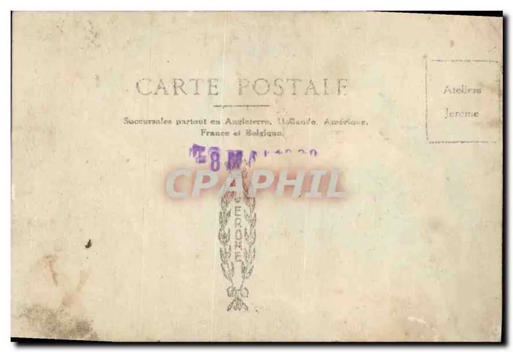 Jovem homem e cão alemão — estúdio — Ateliers Jérôme - Verso