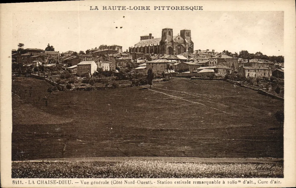 La Chaise-Dieu — Allgemeiner Blick (Nordwestseite) — Bemerkenswerter Sommersitz bei 1080 m Höhe — Verlag: Béginin, Vichy - Vorderseite