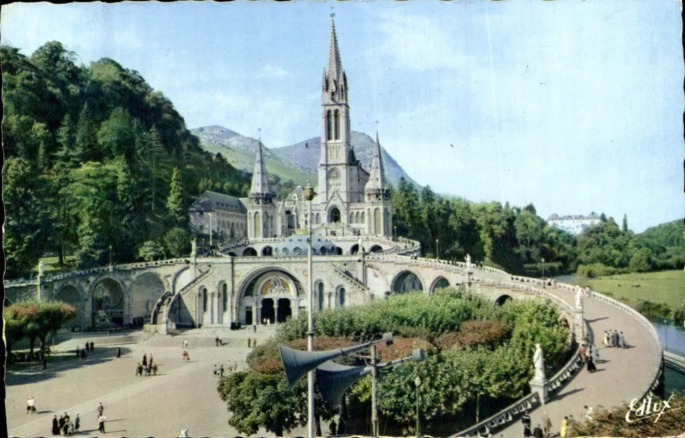A Basílica de Lourdes — Édilux - Frente