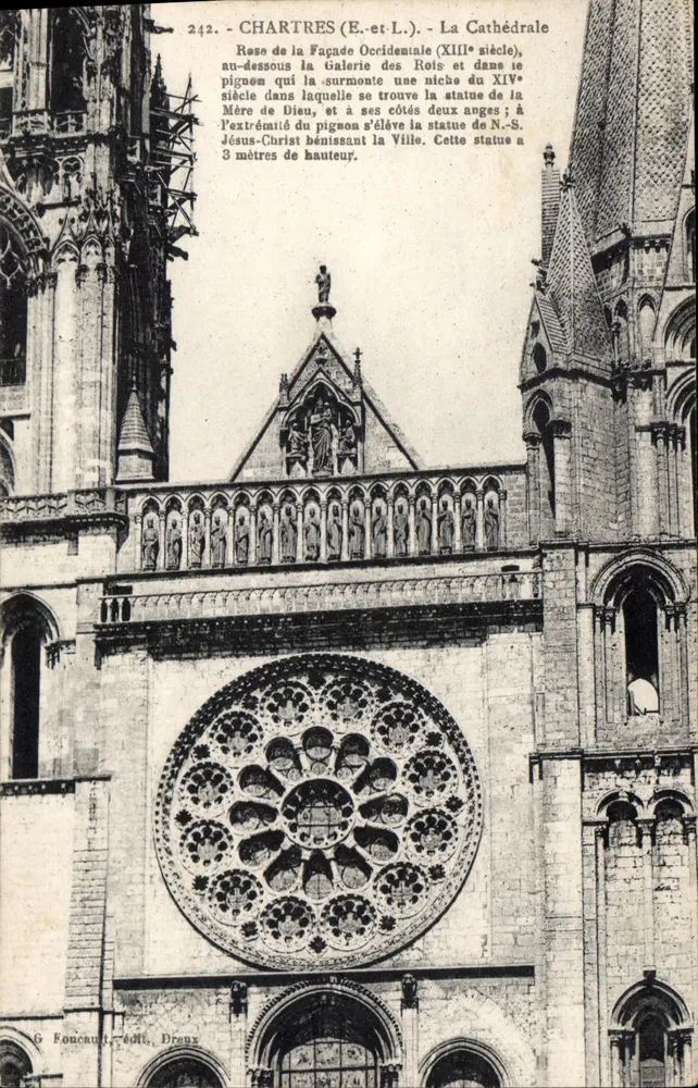 Chartres (E.-et-L.) - A Catedral — Rosace da fachada ocidental (século XIII) e estátua de N.-S. Jesus Cristo abençoando a Cidade - Frente