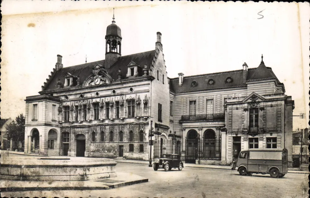 Noyon (Oise) — O Hôtel-de-Ville — Ed. Lhérault, Paris - Frente