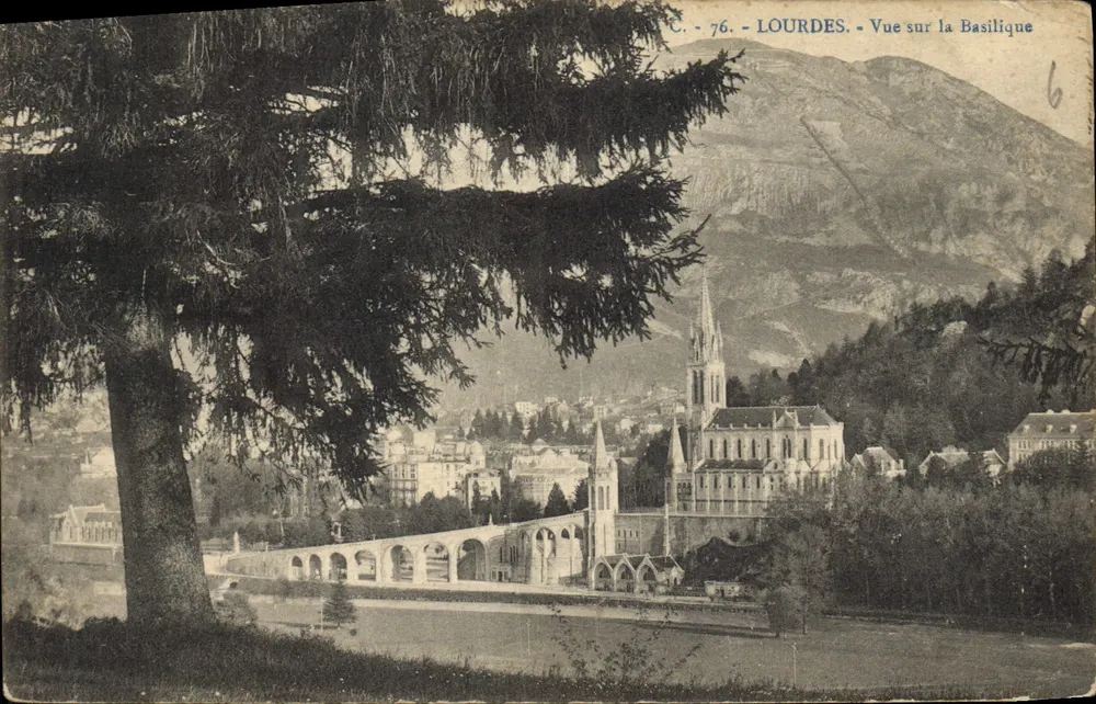 Lourdes - Vista da Basílica — C. 76. — Editor não identificado - Frente