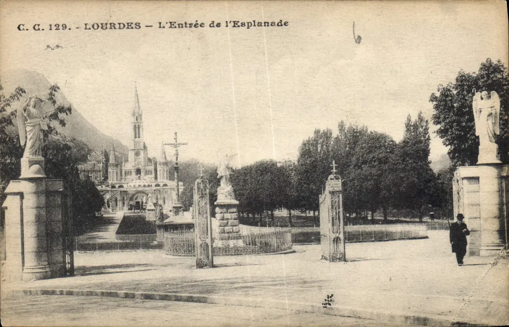 Lourdes — A Entrada da Esplanada — C.C. 129 - Frente