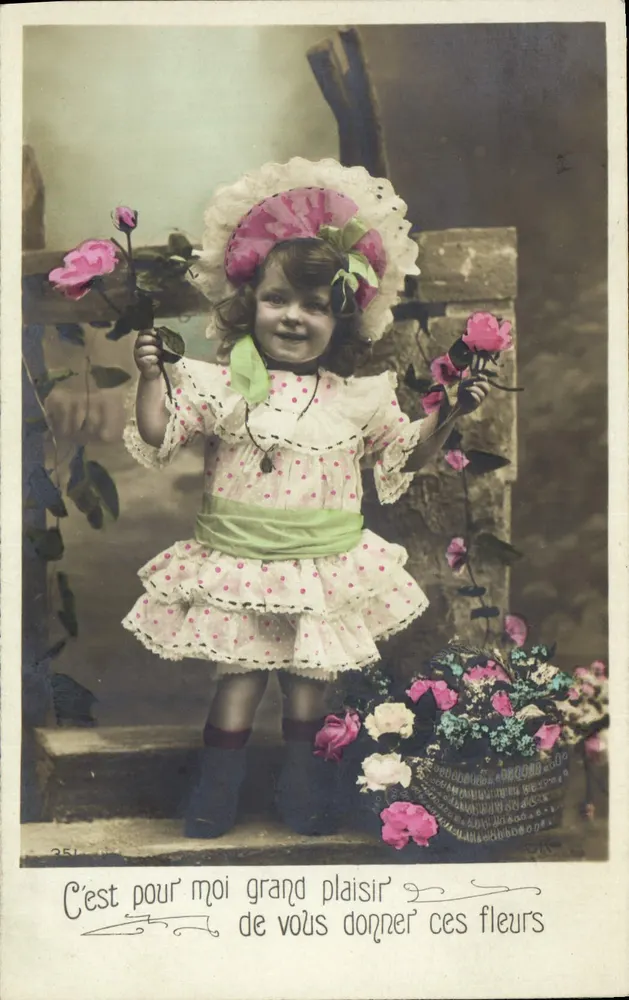 Kleine Mädchen in Kleid mit Punkten, die Rosen hält — unbekannter Verlag, Nr. 251 - Vorderseite