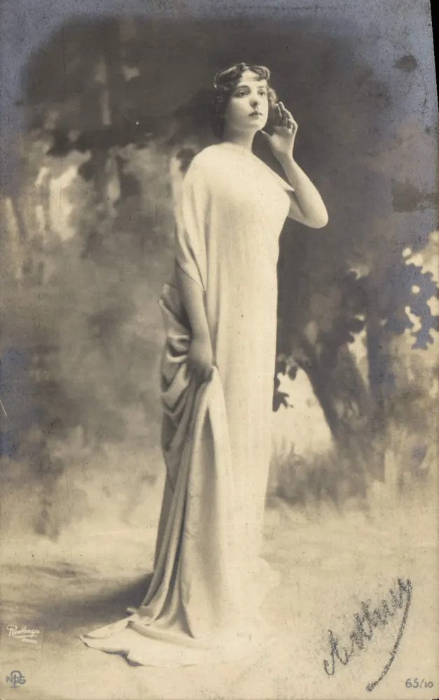 Mulher em vestido longo — pose elegante — Plathanger, n° 65/10 - Frente
