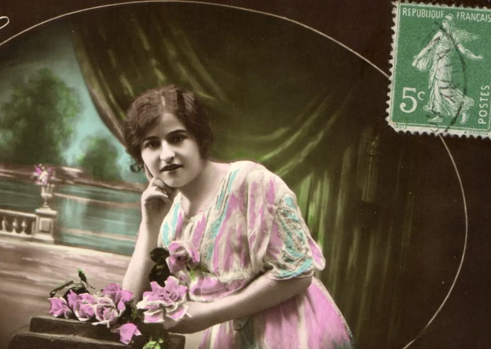 Jovem mulher com rosas — cena de jardim — postal colorido - Frente
