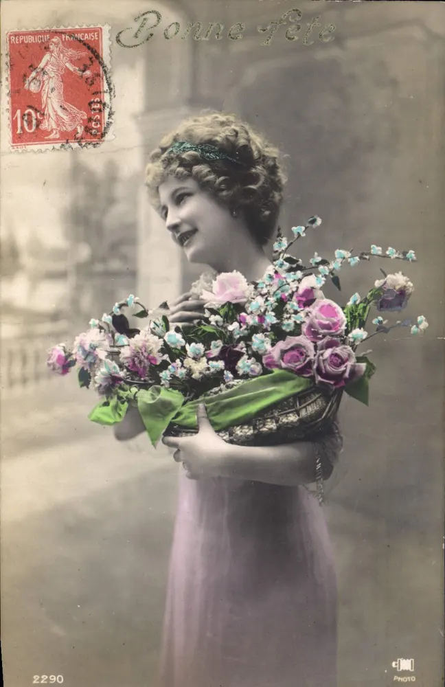 Junge Frau mit einem Blumenstrauß — Frohe Geburtstagskarte — Foto 2290 - Vorderseite