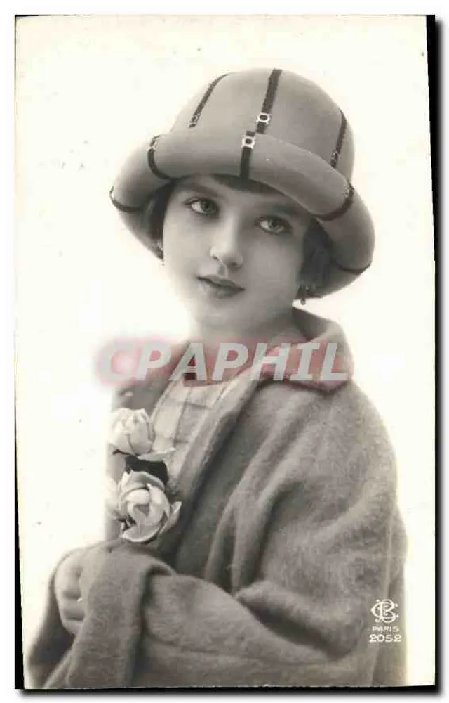 Jovem mulher com chapéu de cloche — Paris 2052 — Editor Paris 2052 - Frente