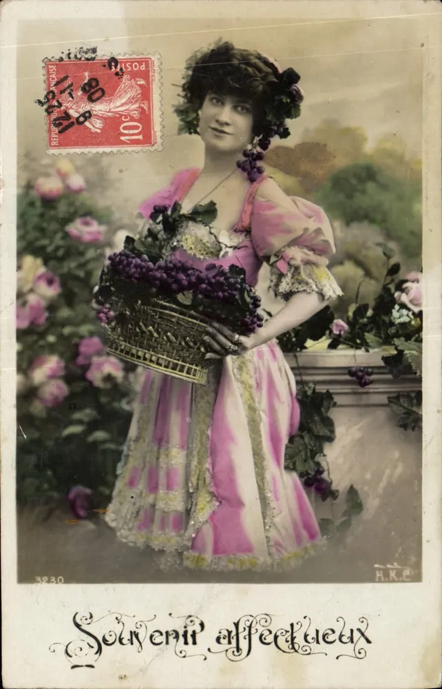 Giovane donna in abito rosa che regge un cesto di uva — H.K.E. — n°3230 - Recto