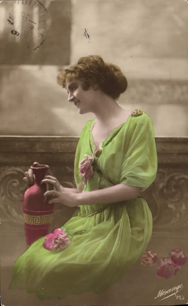 Mulher em vestido verde segurando um vaso grego — Mesange 753 - Frente