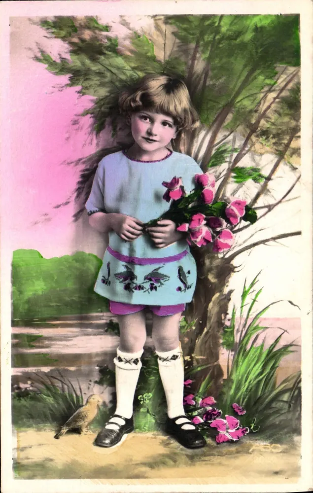 Menina com buquê de flores — subtítulo não legível — editor não visível - Frente